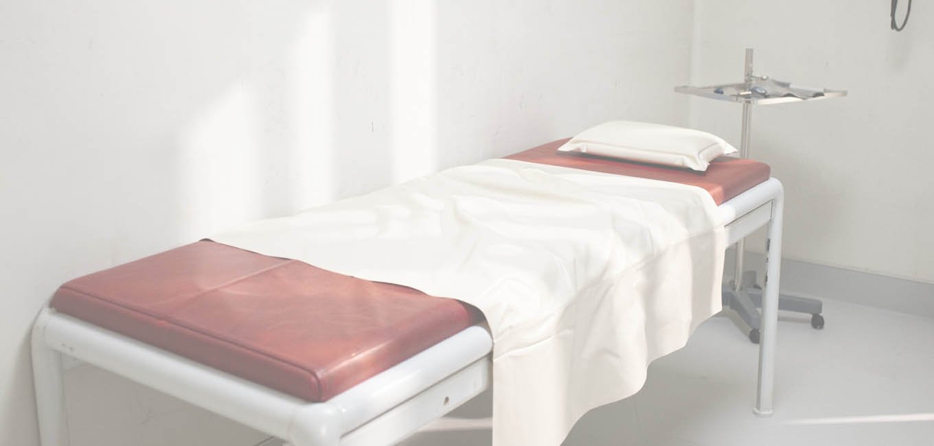 Медицинская кушетка в кабинете вытрезвления