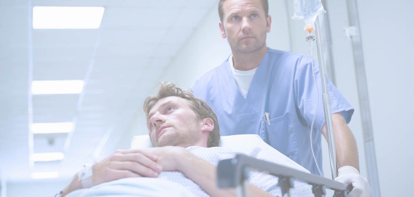 Врач везет пациента на медицинской кровати