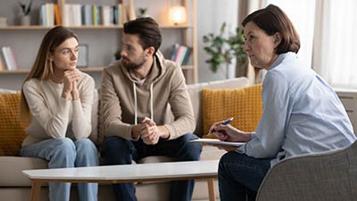 Врач консультирует семью на дому